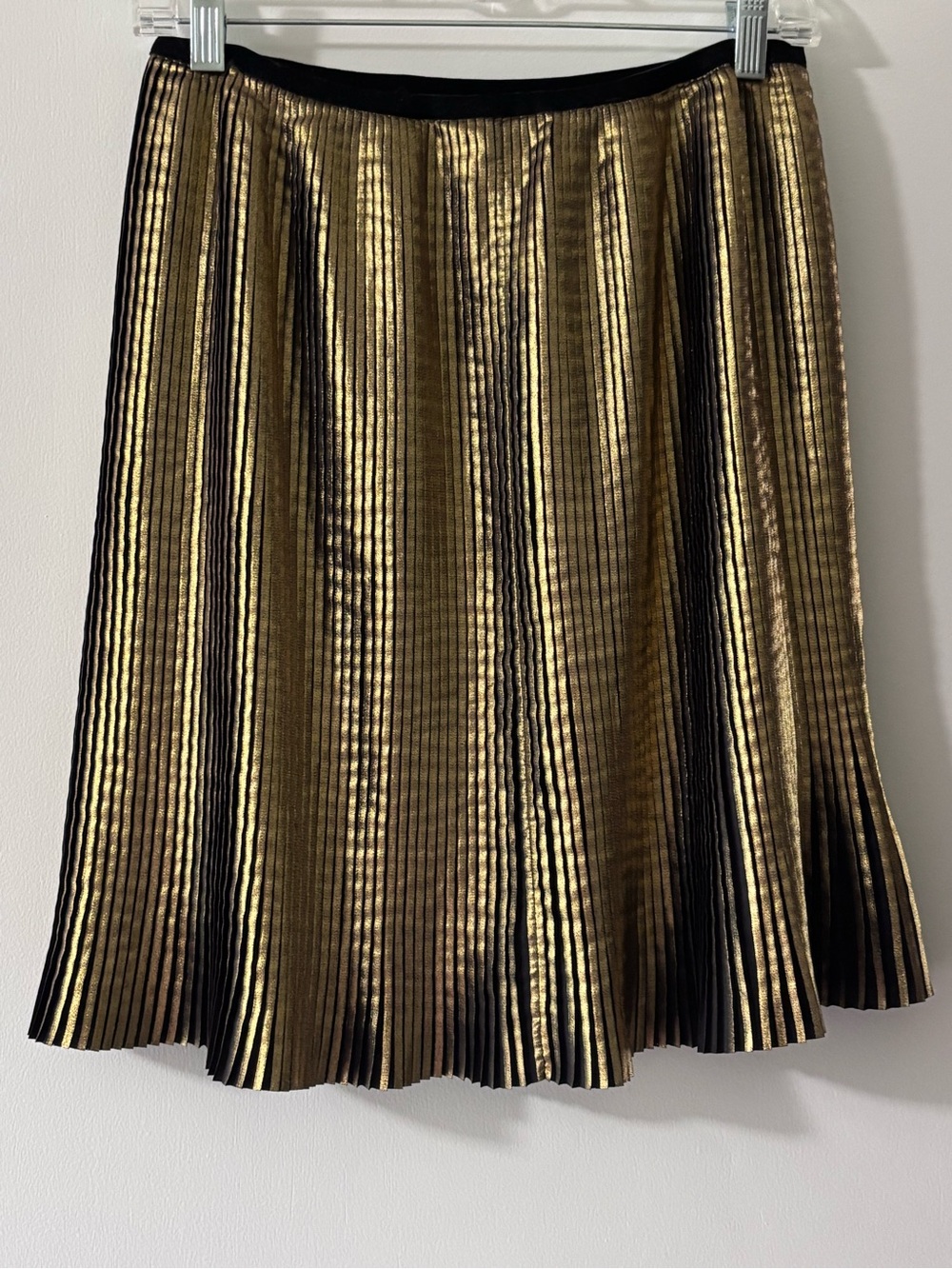 J.McLaughlin Metallic Gold Black Pleated Skirt Size Smaller